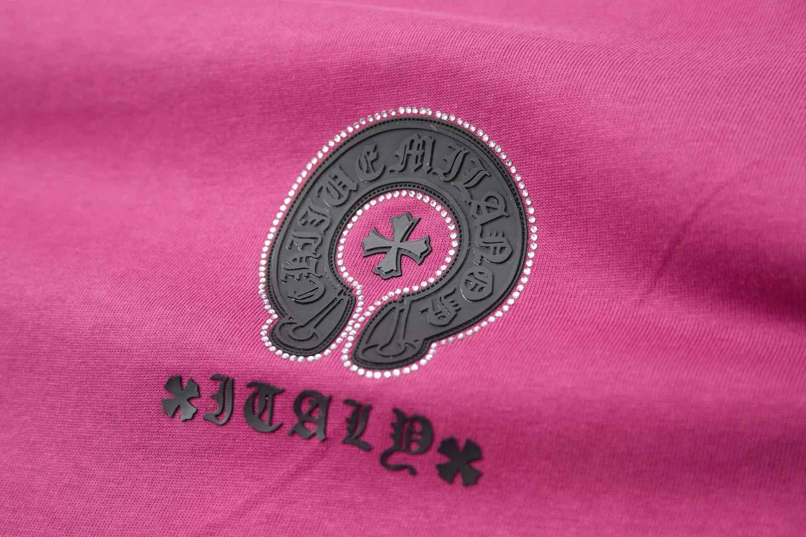 🅿️240 ✨CH✨🆕25SS spring and summer new style Crow Heart ✝ Rack logo leather label hot-drilled short sleeves Light luxury essential item for daily commuting for men and women Correct version Welcome to compare Detailed features · 260 grams of 100% pure cotton double yarn jersey fabric · Special thickened 32 pieces of double-strand 1X1 thread in the same vat · Double-needle stitching across seams · Original main mark, washed tag, brand moisture-proof paper packaging Color: white/black/purple/grey Size: S/M/L/XL